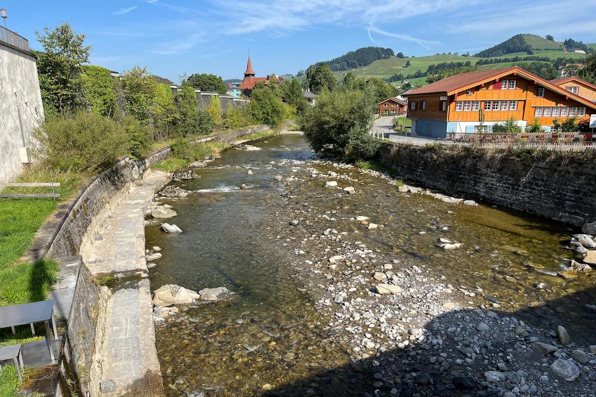 Fluss Sitter in Appenzell mit Ufermauern und Gebäuden im Hintergrund, betroffen vom BAFU-Vermessungsprogramm