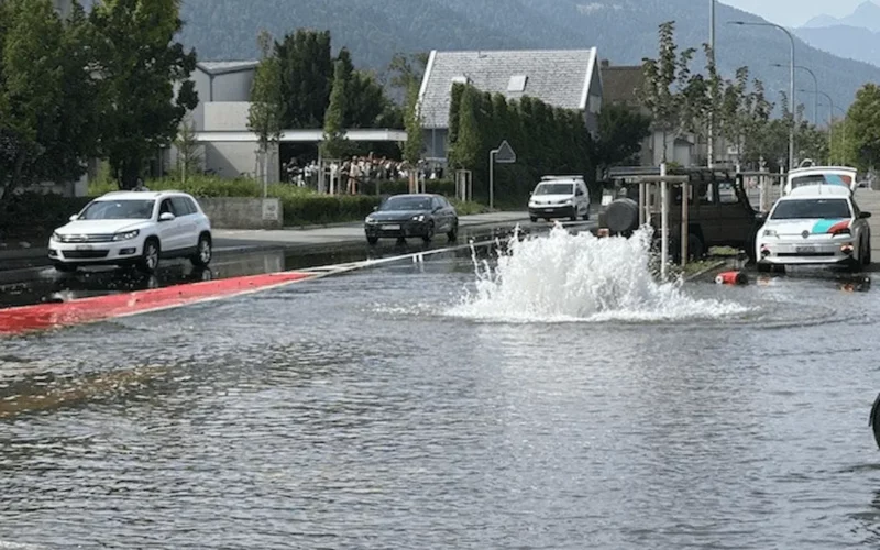 Chur GR: Auto reisst Hydrant aus – Strasse unter Wasser