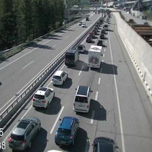 Stau am Gotthard-Südportal: 4 km Stillstand bei Airolo TI