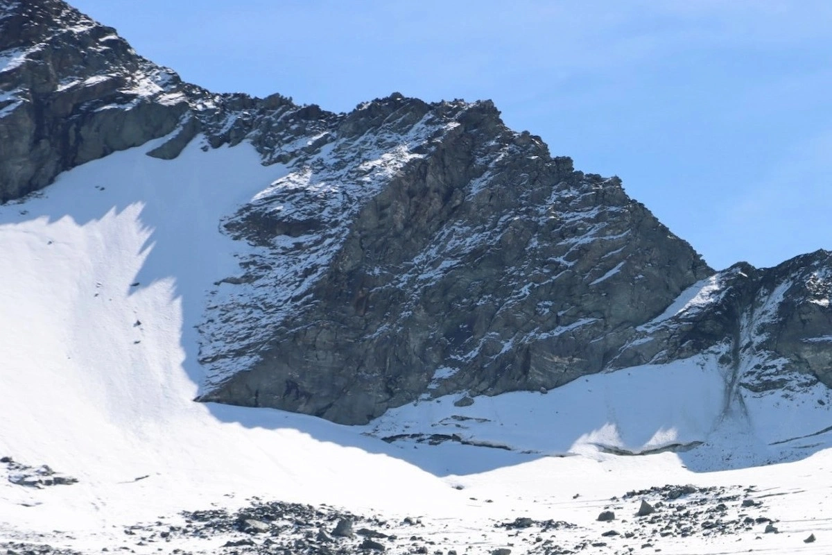 Schnee- und Felsgrat an der Pointe du Crêt in den Walliser Alpen – Symbolbild zum tödlichen Bergunfall