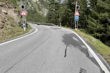 Martina GR: Motorradfahrer stürzt in Kurve und verletzt sich