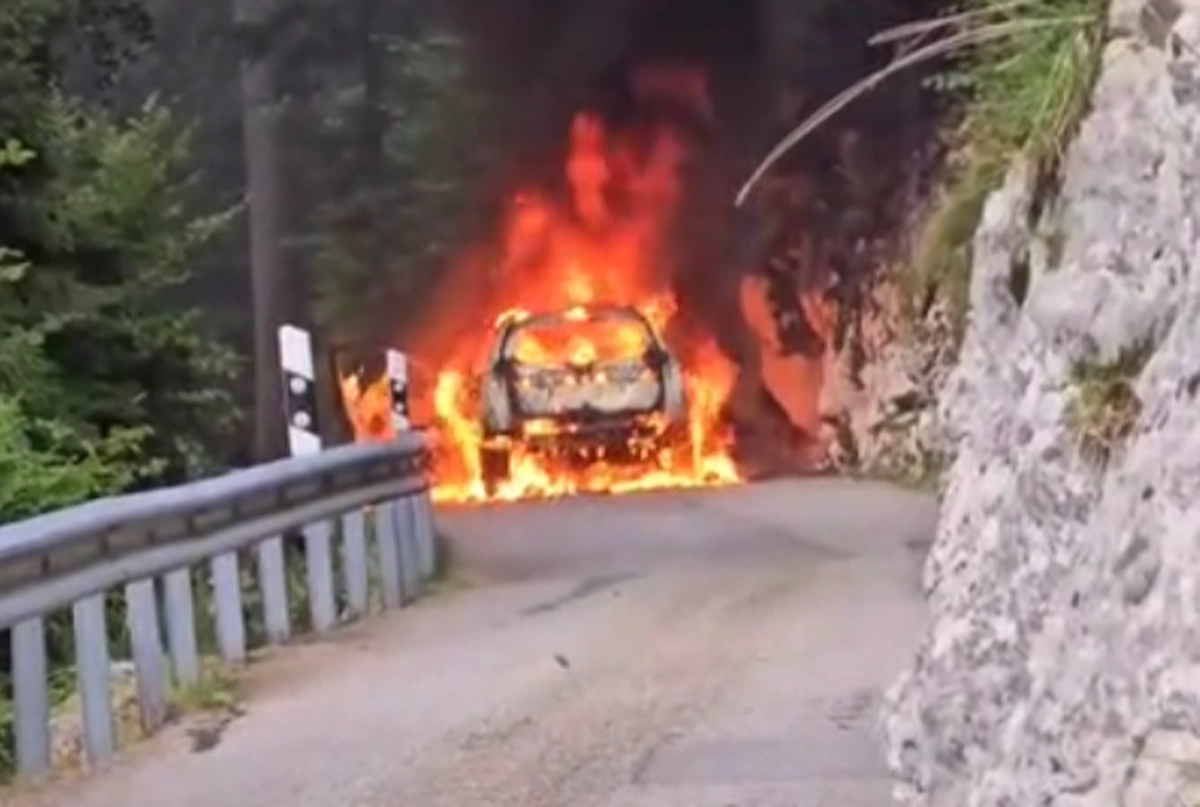 Fahrzeug in Flammen auf der Brunnersbergstrasse in Laupersdorf SO.