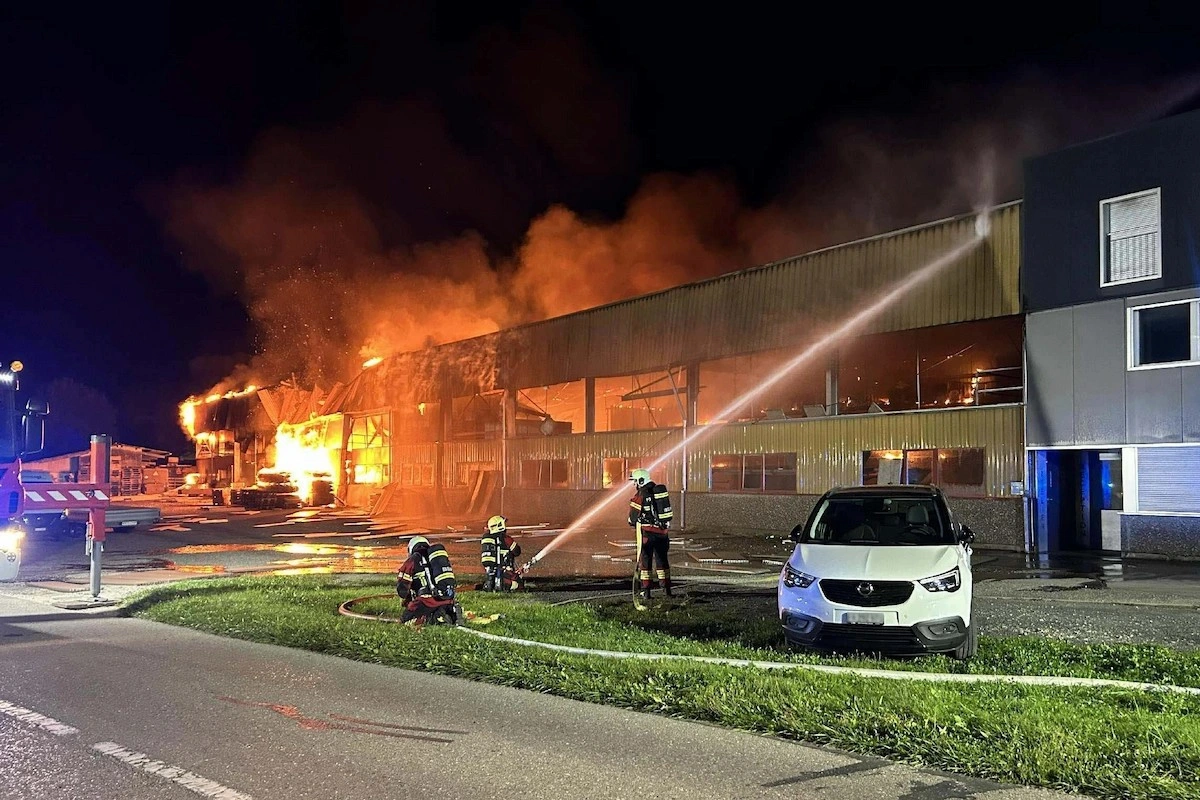 Feuerwehr löscht Grossbrand in Firmengebäude in Murist in der Nacht