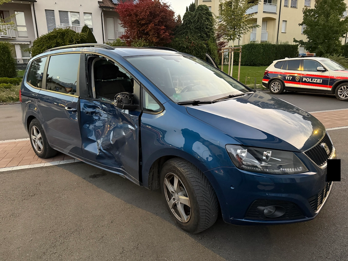 Blauer Personenwagen mit stark beschädigter Fahrerseite nach Unfall in Schaan