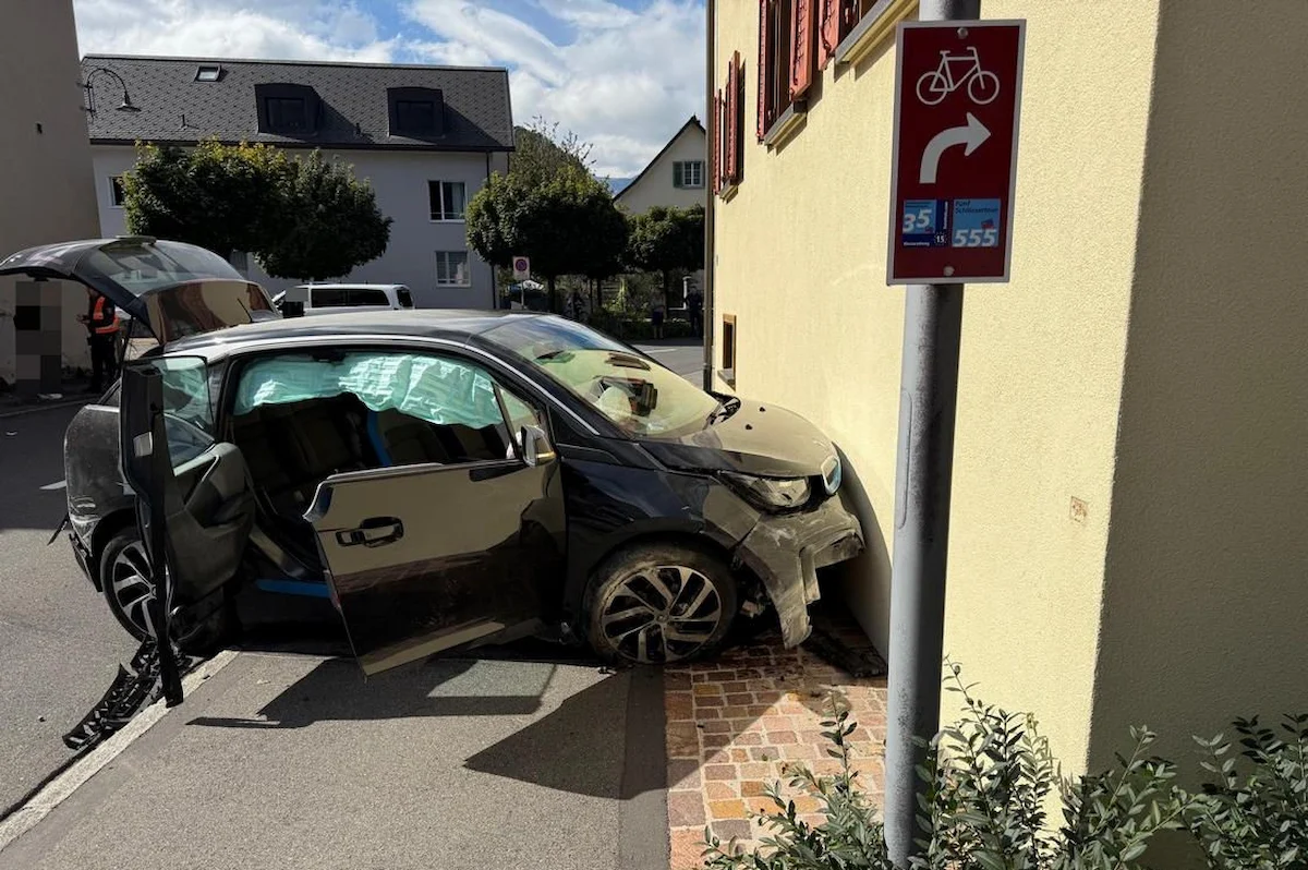 Autounfall in Balzers: Personenwagen prallt gegen Hausmauer, eine Person verletzt