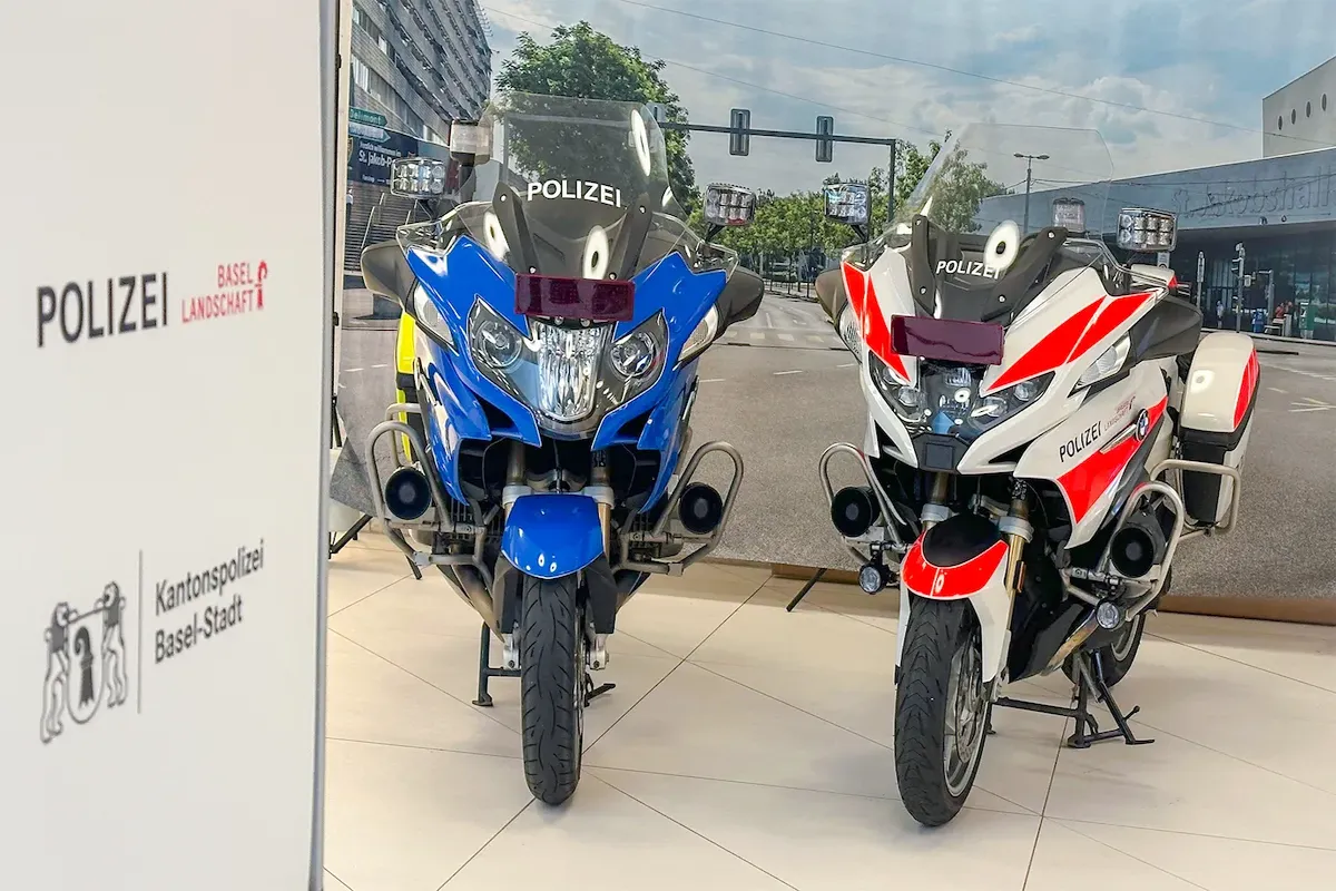 Zwei Polizeimotorräder der Kantonspolizeien Basel-Stadt und Basel-Landschaft auf der Messe ausgestellt