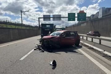 Muttenz BL: Auto prallt auf A2 gegen LKW – Lenkerin verletzt