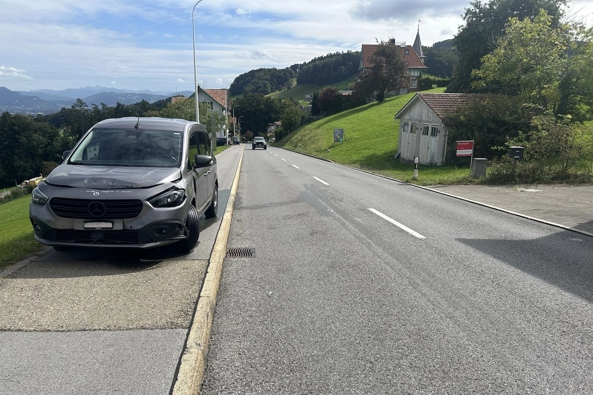 Beschädigtes Auto nach Auffahrkollision auf der Landstrasse in Wolfhalden am 17. September 2025