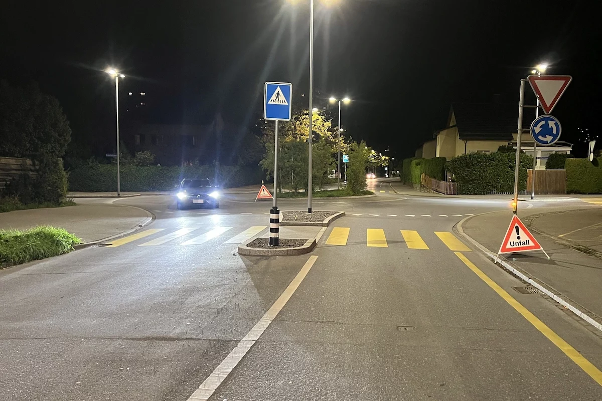 Unfallstelle im Kreisel in Chur bei Nacht, mit Polizeimarkierung und Unfall-Warnschild.