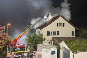 Bottmingen BL: Feuer in Mehrfamilienhaus – Bewohner retten sich