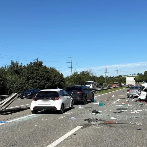 Tödlicher Unfall auf A14: Lieferwagen überschlägt sich – 1 Toter, 8 Verletzte