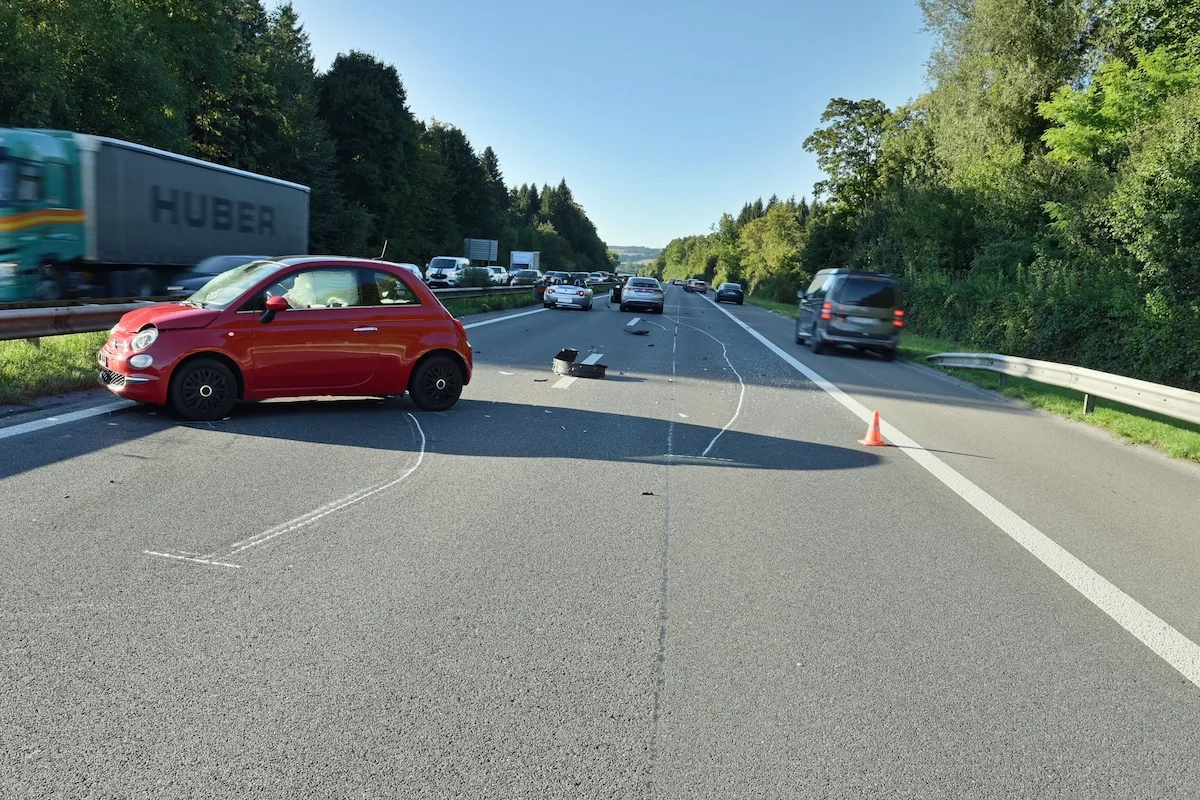 Rotes Auto quer auf der Autobahn A2 nach Auffahrunfall bei Neuenkirch