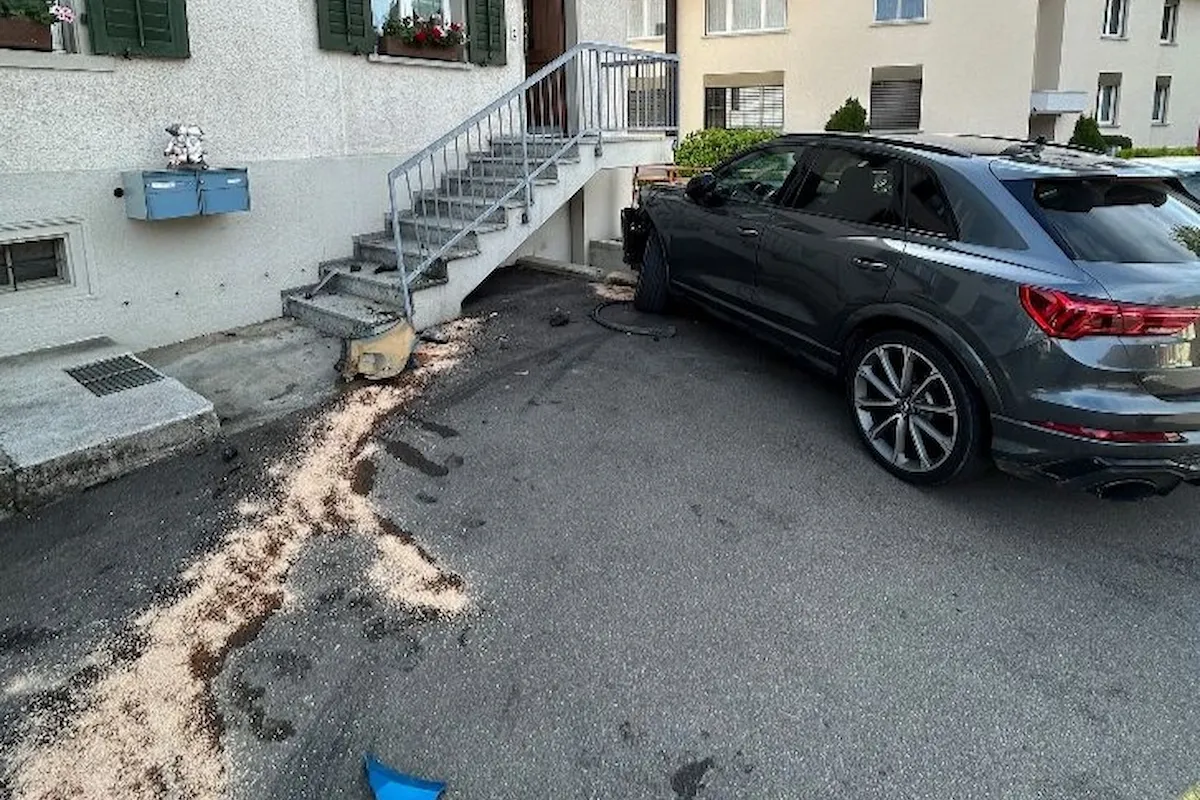 Auto prallt in Affeltrangen gegen eine Treppe nach Selbstunfall.