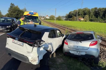 Suhr AG: Auffahrkollision mit drei Autos – zwei Verletzte
