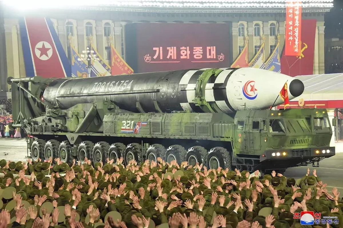 Nordkorea zeigt bei einer Militärparade eine Interkontinentalrakete auf einem Transportfahrzeug, bejubelt von Soldaten.