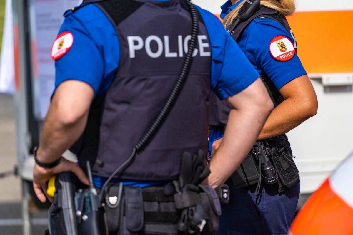 Zwei Polizisten der Kantonspolizei Bern im Einsatz nach einem Geldtransporter-Überfall in Renan