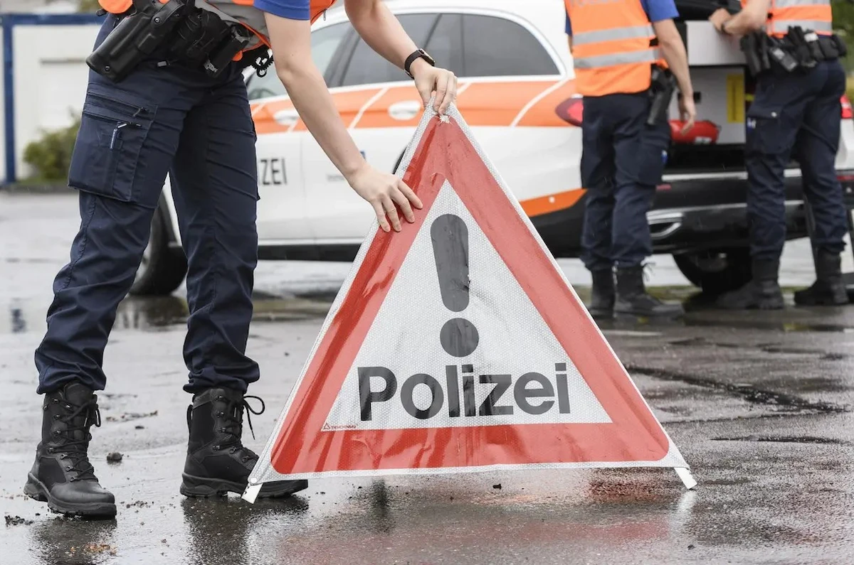 Polizei stellt Warnschild bei Verkehrskontrolle in Nidwalden auf