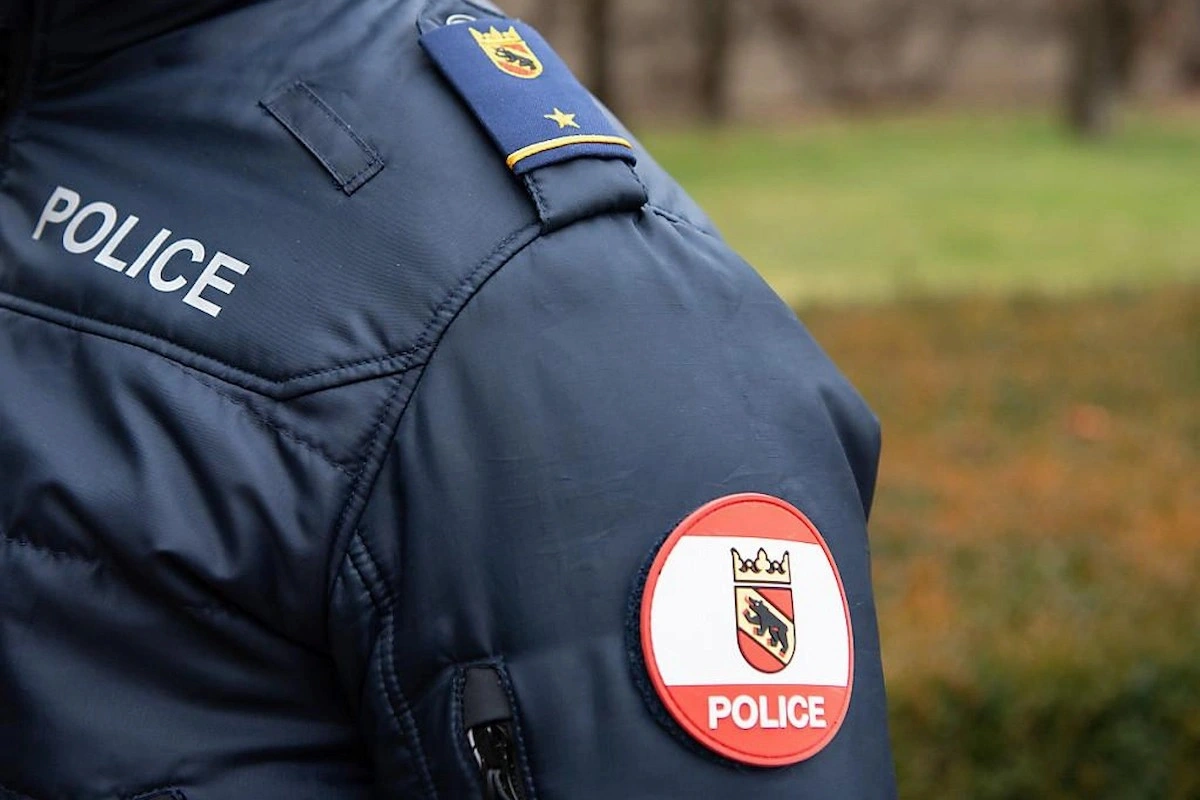 Uniform der Kantonspolizei Bern mit Wappen und Aufschrift Police – Symbolbild für Polizeieinsatz im Oberland.