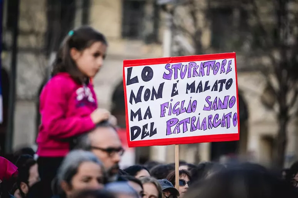 Demonstration gegen sexualisierte Gewalt, Schild mit feministischer Botschaft