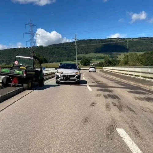 Frontalunfall zwischen Traktor und Auto bei Bassecourt JU