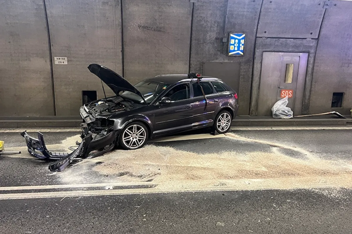 Unfall im Gotthard-Strassentunnel – beschädigtes Auto nach Kollision mit Tunnelwand