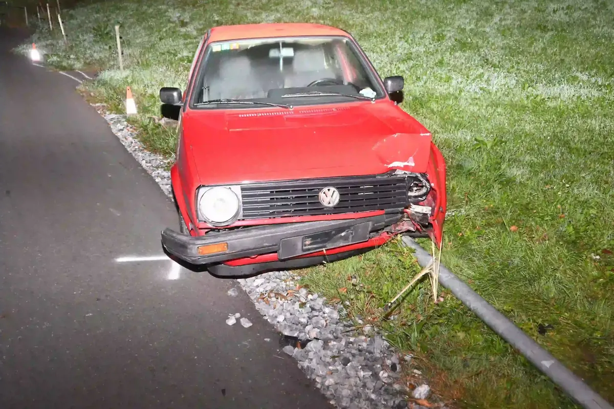 Rotes Auto nach Selbstunfall in Altstätten, stark beschädigt an der Front