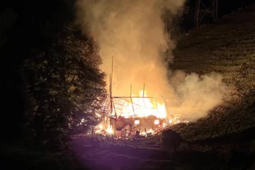 Emdthal BE: Alphütte in Flammen – Gebäude zerstört