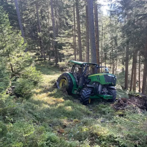 Brienz/Brinzauls GR: Traktor überschlägt sich am Abhang