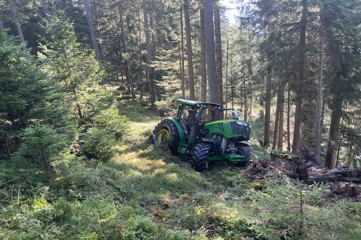 Traktor nach Überschlag in Brienz/Brinzauls im Wald