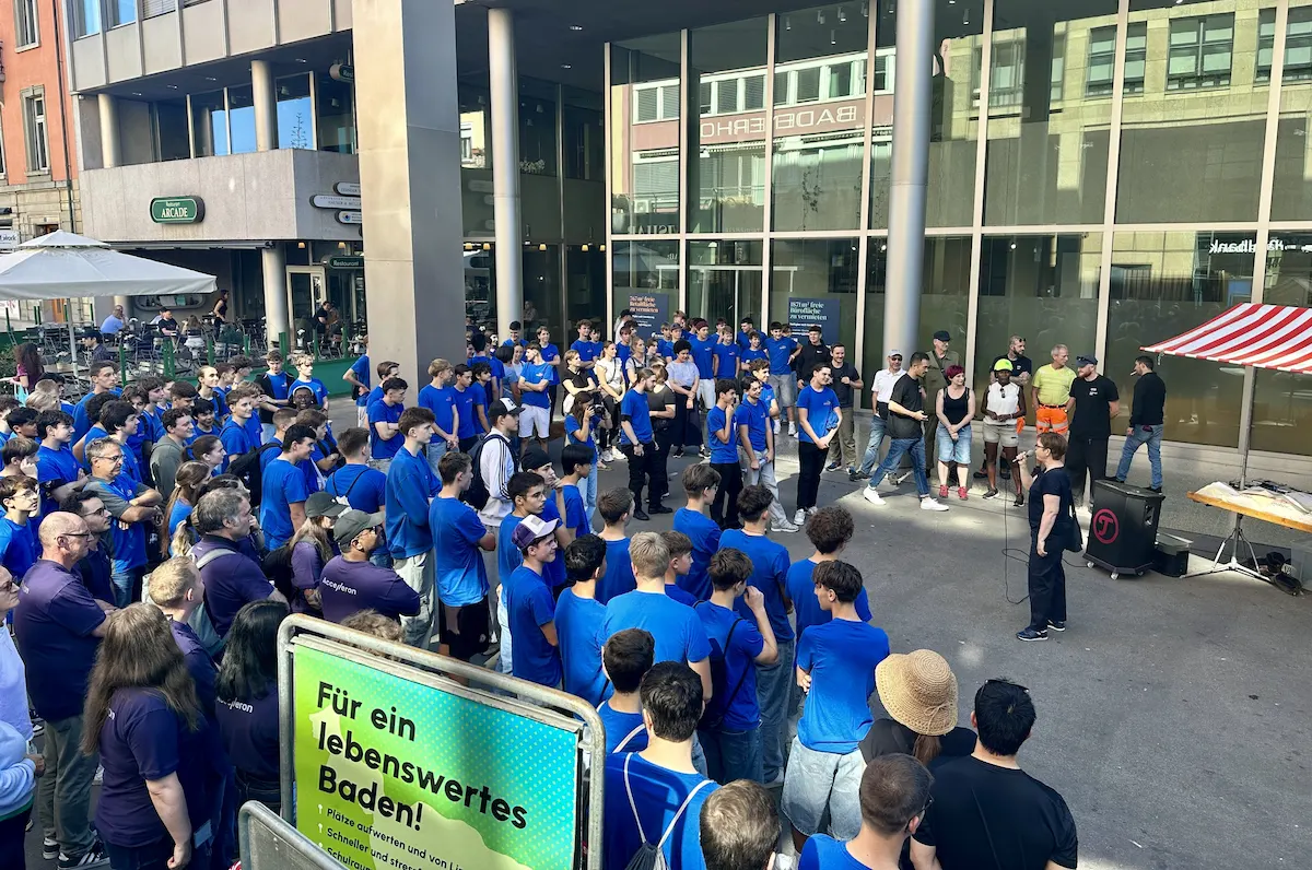 Zahlreiche Helferinnen und Helfer, viele in blauen T-Shirts, versammeln sich am Clean-Up-Day 2025 in Baden