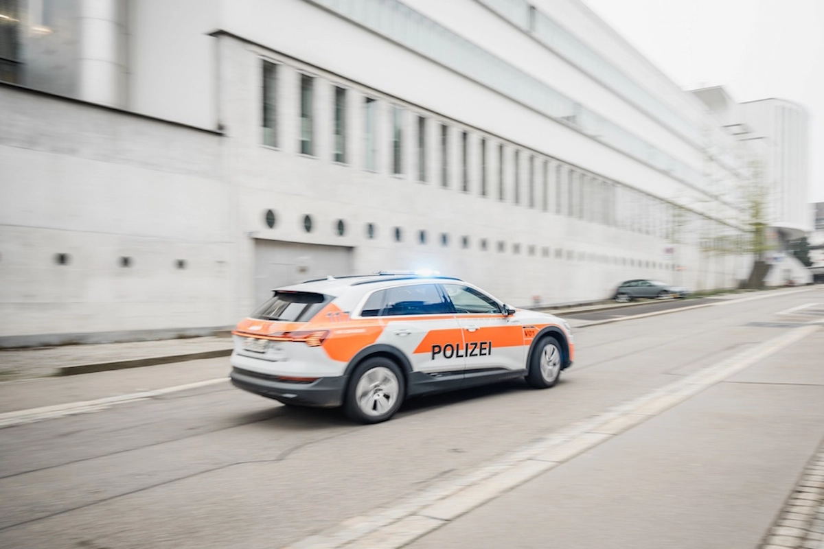 Polizeiauto der Stadtpolizei St. Gallen mit eingeschaltetem Blaulicht im Einsatz.