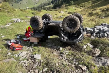 Klöntal GL: Quad kippt um – Fahrer unter Fahrzeug eingeklemmt