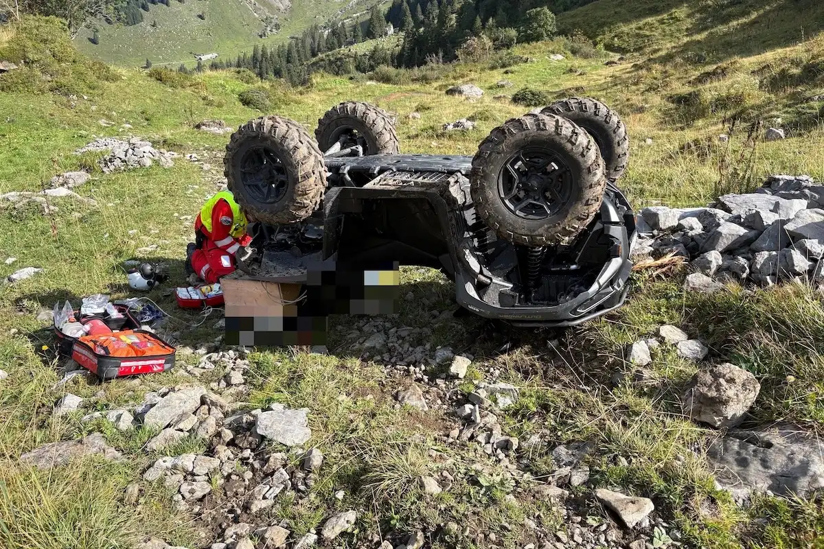 Quad liegt auf dem Dach nach Unfall im Klöntal, daneben Rettungseinsatz.