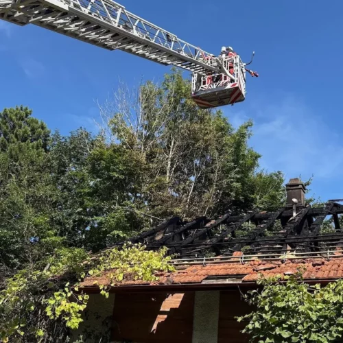 Ebmatingen ZH: Brand in leerstehendem Haus – Schaden über 100’000 Franken