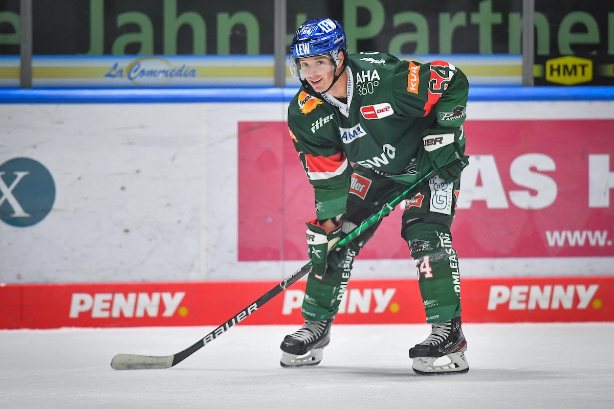 Eishockeyspieler Jesse Graham im Trikot der Augsburger Panther auf dem Eis