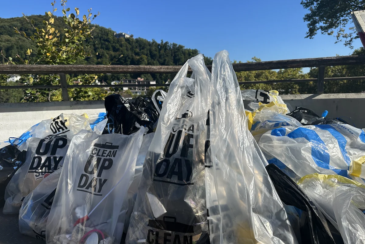 Mehrere volle Abfallsäcke mit Clean-Up-Day-Logo nach der Sammelaktion in Baden 2025