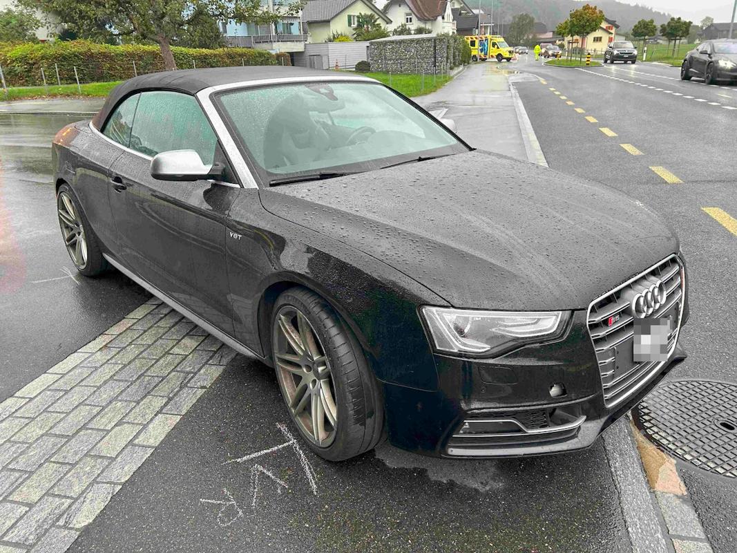 Unfall in Kaltbrunn: schwarzer Audi nach Kollision mit einem E-Bike am 12. September 2025