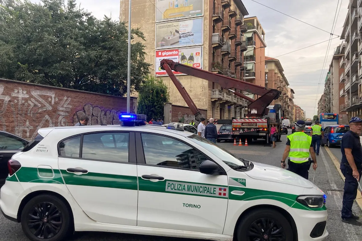 Polizeifahrzeug und Einsatzkräfte sichern Unfallstelle in Turin