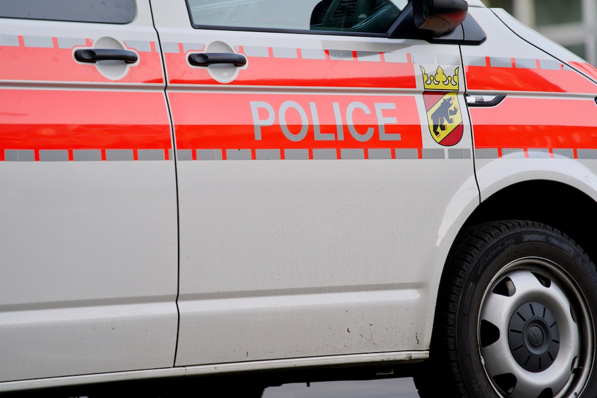 Einsatzfahrzeug der Kantonspolizei Bern mit Aufschrift POLICE