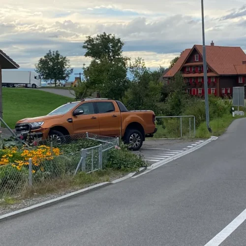 Neuheim ZG: Lieferwagen prallt in Kandelaber – Polizei sucht Zeugen