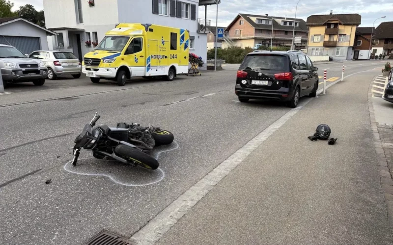 Niederbüren SG: Motorradfahrer prallt ins Auto und verletzt sich
