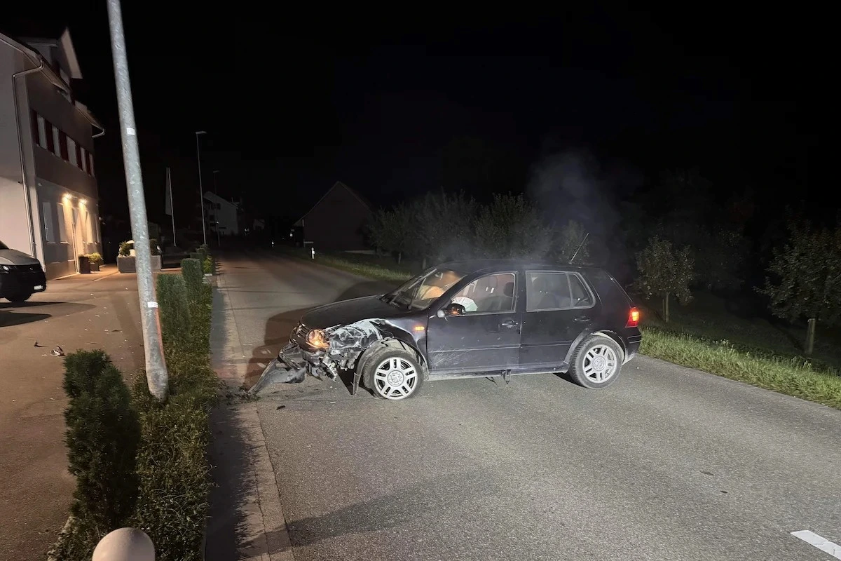 Schwarzes Auto nach Selbstunfall in Oberbüren, Front stark beschädigt
