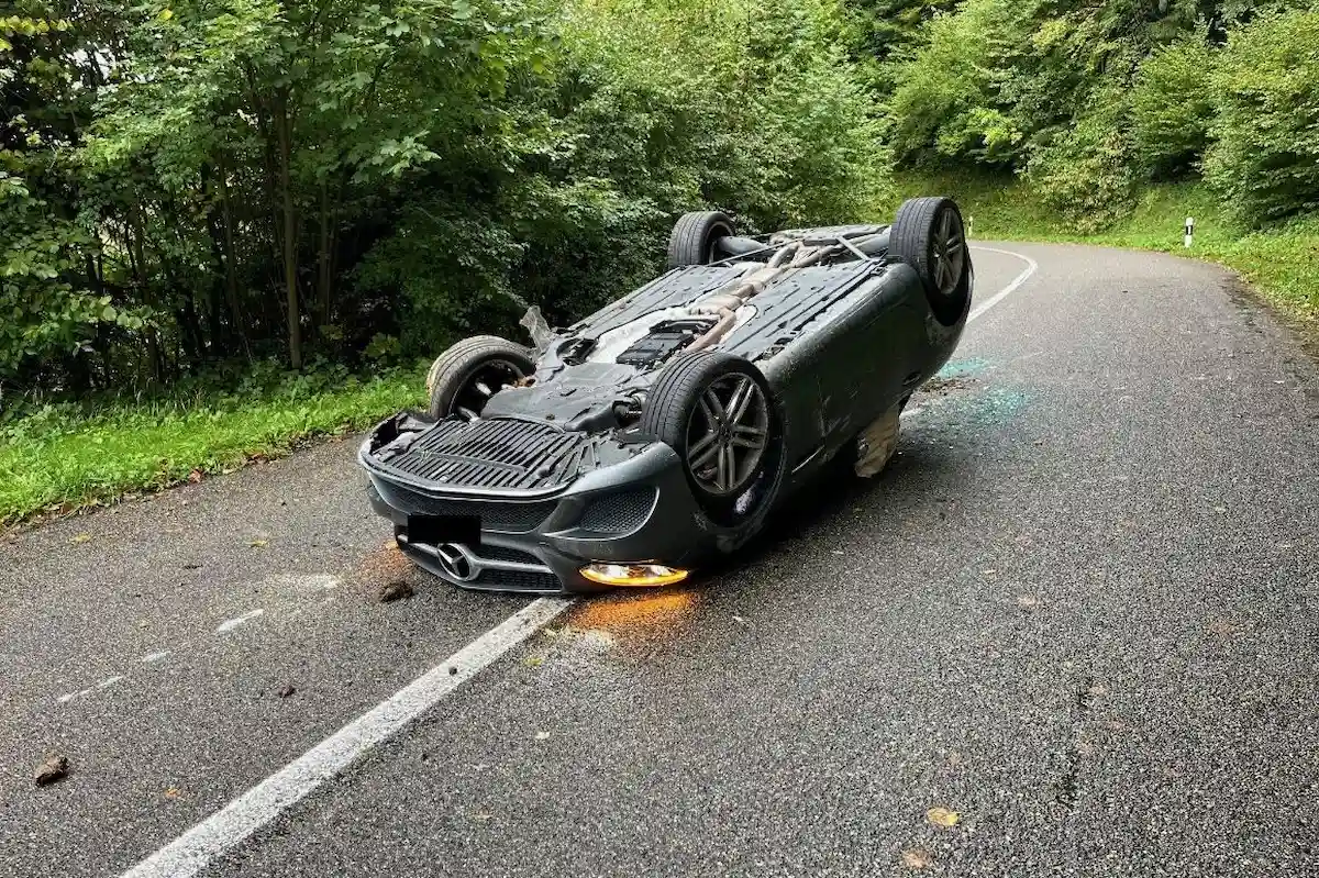 Überschlagenes Auto nach Verkehrsunfall auf der Kantonsstrasse zwischen Saignelégier und Goumois