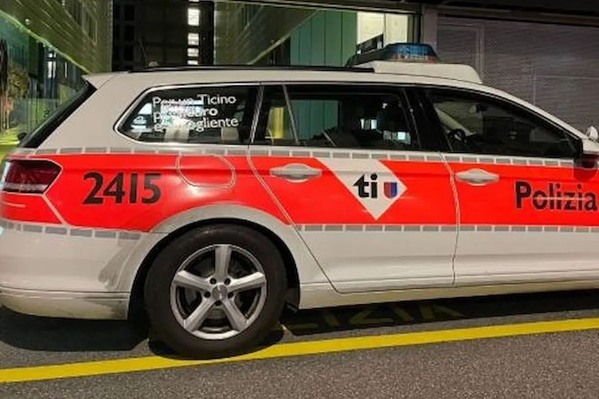 Polizeifahrzeug der Kantonspolizei Tessin bei Nacht im Einsatz