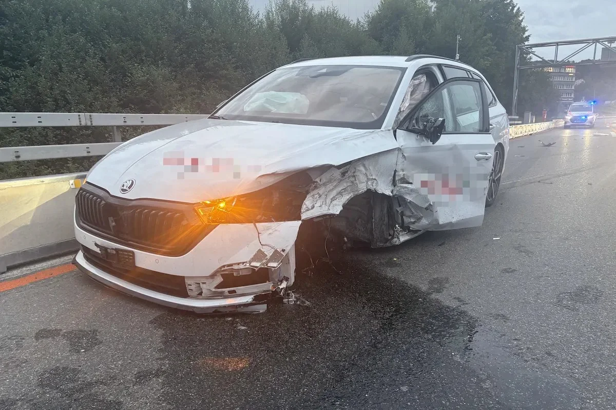 Unfallauto auf der A1 bei St.Gallen mit Front- und Seitenschaden nach Kollision mit Leitplanken