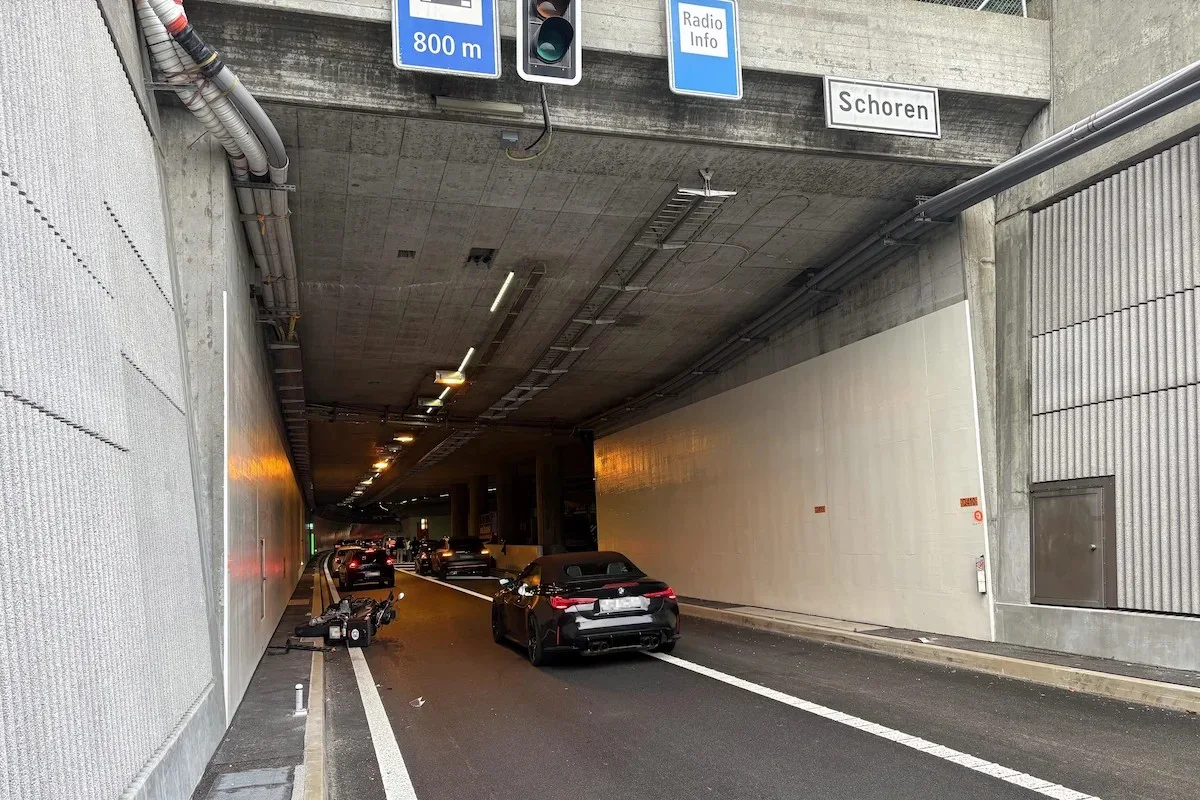 Unfallstelle im Schorentunnel St.Gallen mit Motorrad und Auto auf der A1
