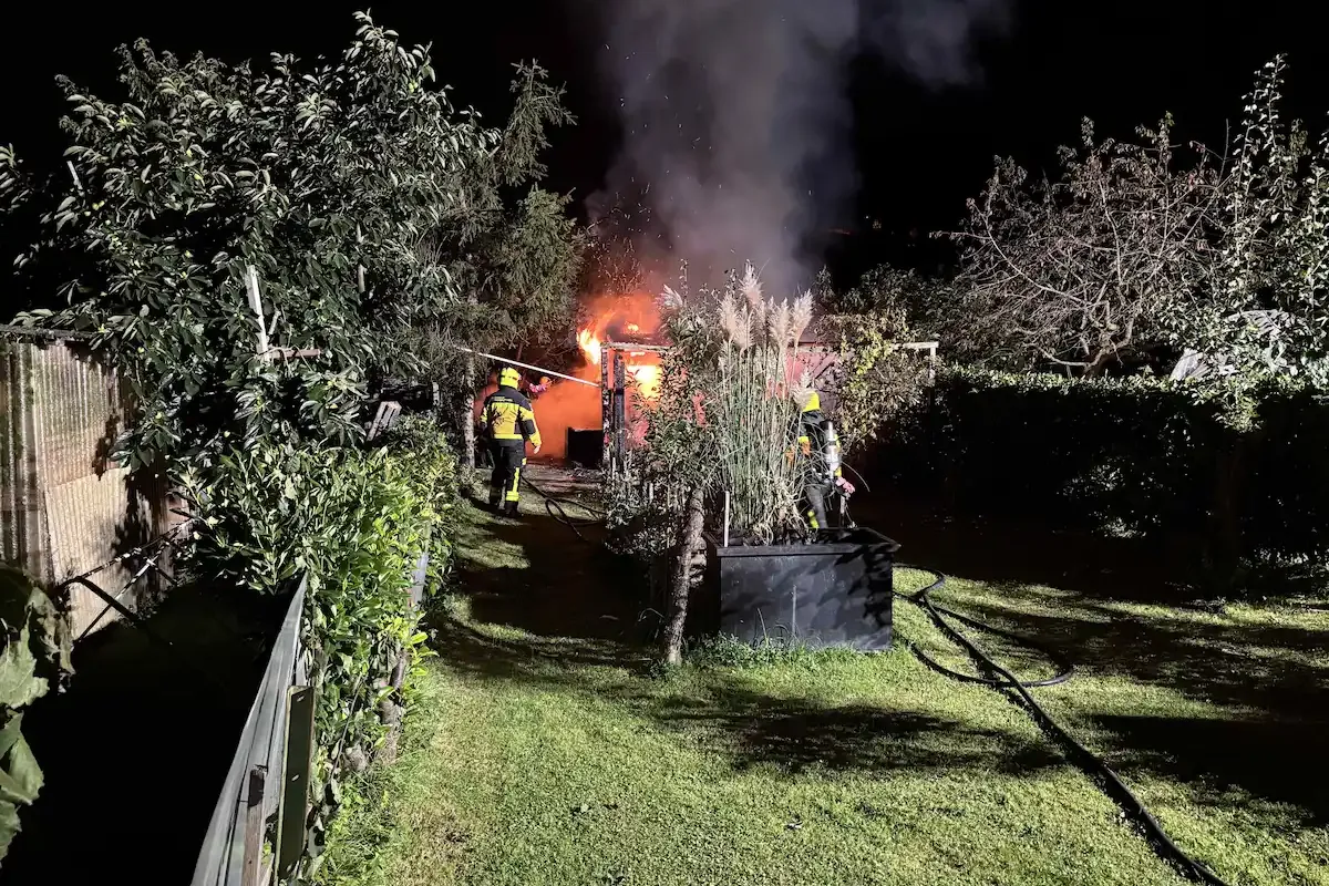 Feuerwehr löscht brennendes Schrebergartenhäuschen in St. Margrethen