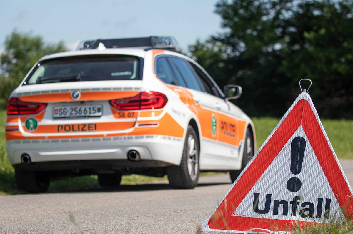 Polizei St. Gallen mit Einsatzfahrzeug und Unfall-Warndreieck