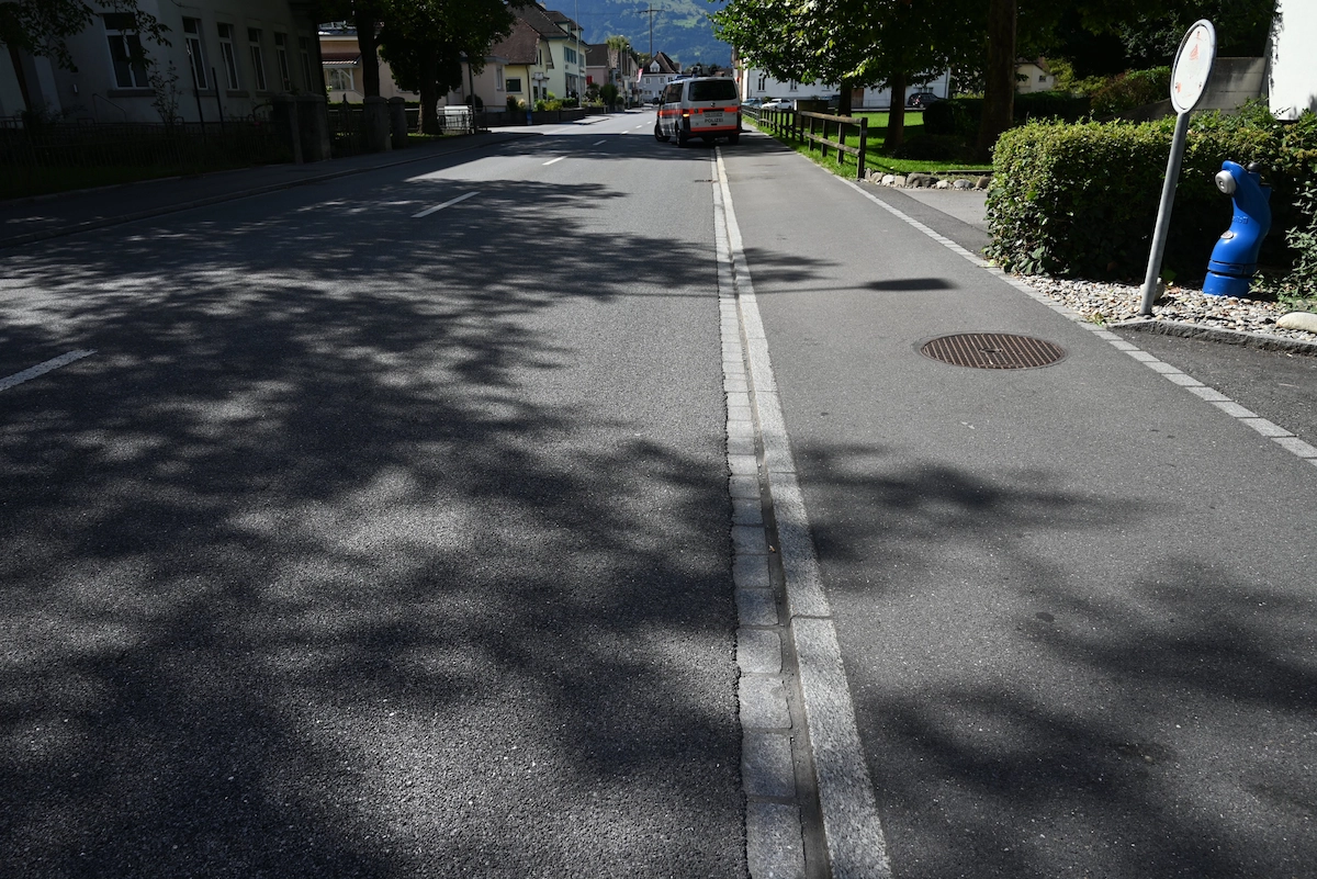 Strassenabschnitt mit Einsatzfahrzeug nach E-Bike-Unfall in Trübbach