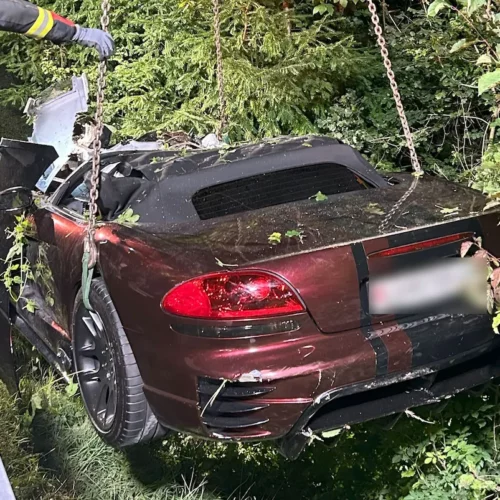 Goldau SZ: Auto stürzt in Bach – Fahrer überlebt Unfall